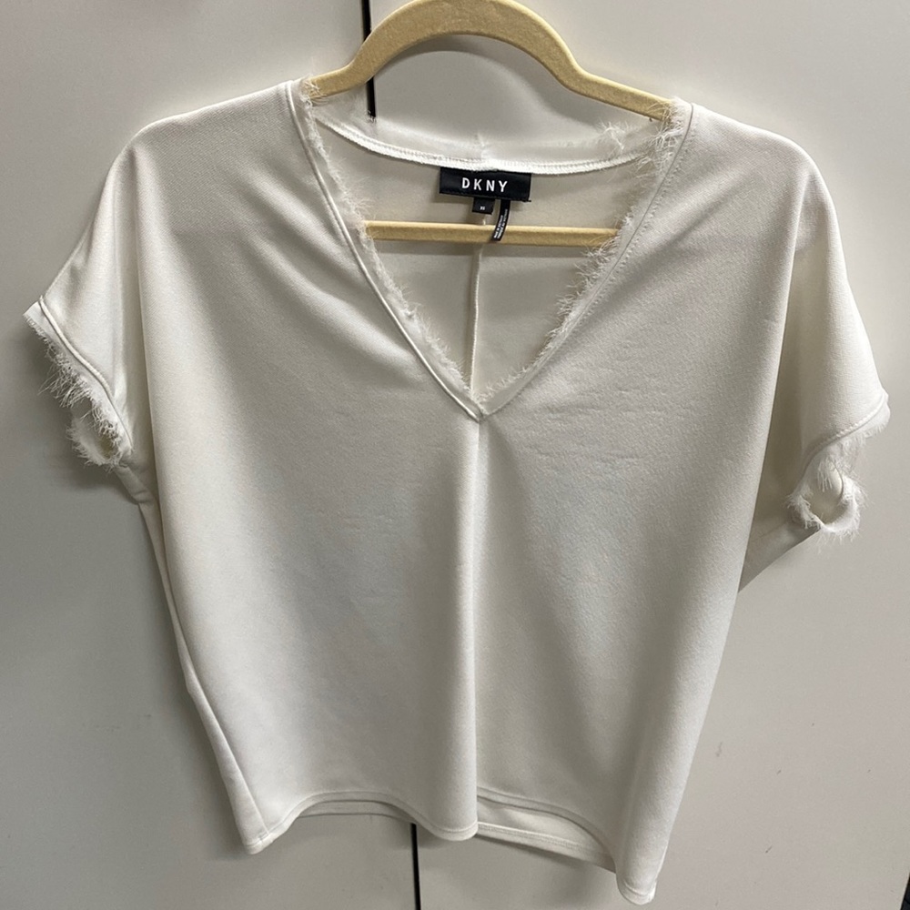 White v neck shirt with fringe hem detailing